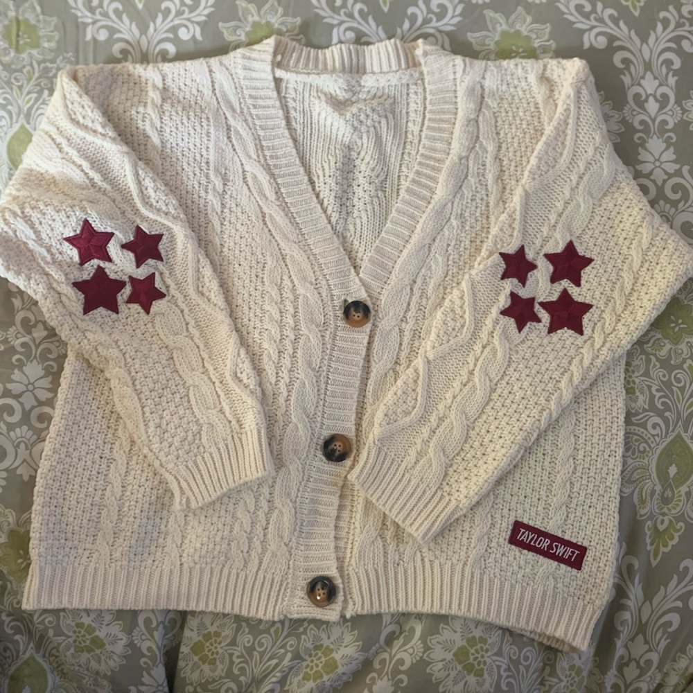 Taylor Swift sweater size M/LNever been worn
